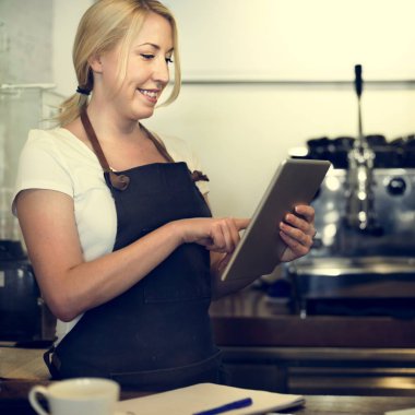 Kafede çalışan kadın barista