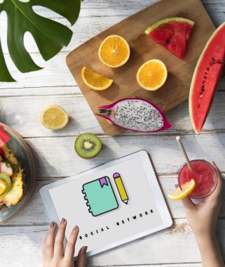 Dizüstü bilgisayar kullanan kadın