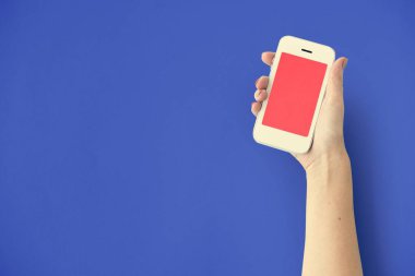 Akıllı telefon kullanan kadın