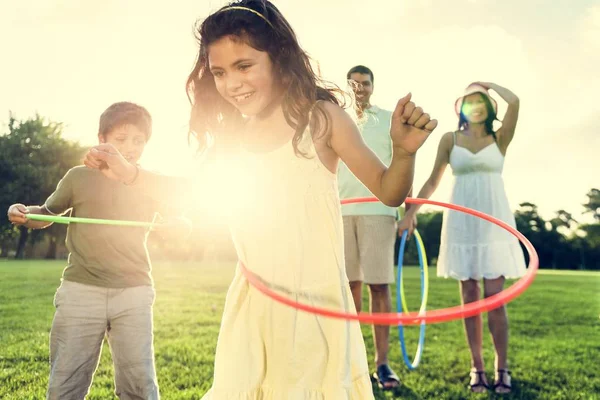 Famiglia facendo esercizio con hula hoops — Foto Stock