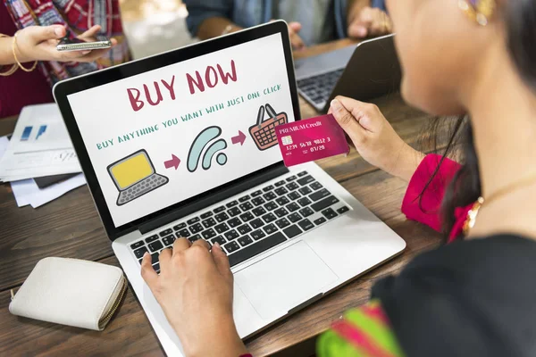 Mensen te typen op het toetsenbord van de laptop — Stockfoto