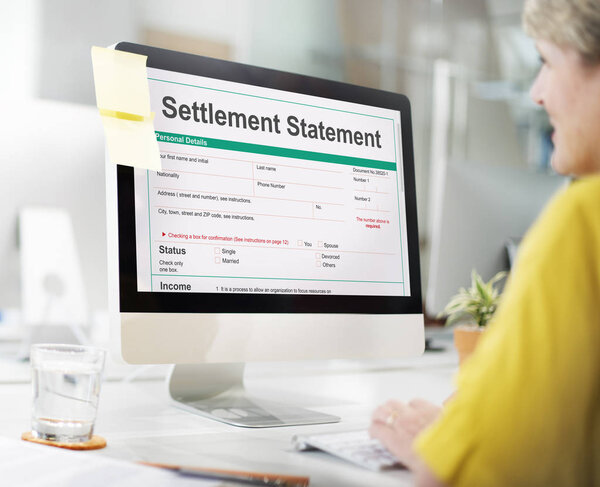 Деловая женщина работает с компьютером
