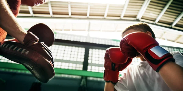 Ragazzo formazione Boxe Esercizio — Foto Stock