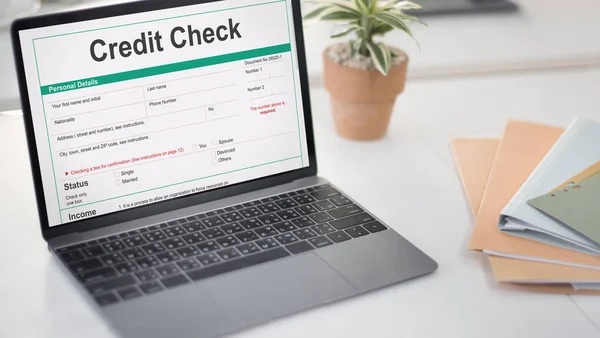 Verificação de crédito no monitor Conceito — Fotografia de Stock