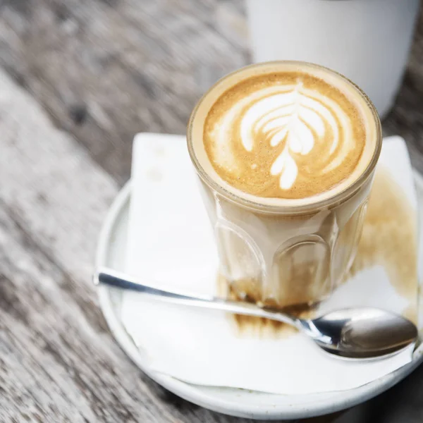 Kopi latte dalam cangkir di atas meja — Stok Foto