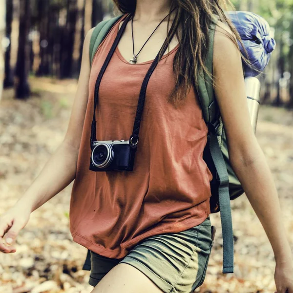 Genç kadın backpacker — Stok fotoğraf