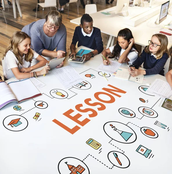 Volwassen leraar met leerlingen op school — Stockfoto