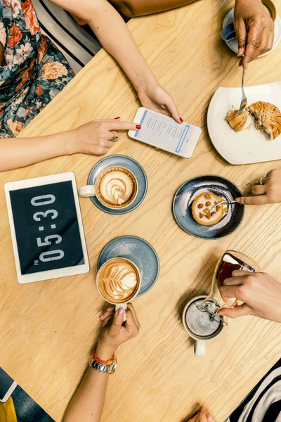 Donne che bevono caffè — Foto Stock