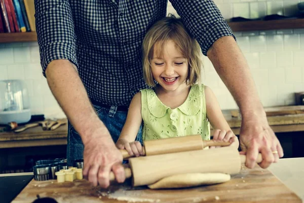 Fille faire de la pâte pour biscuits faits maison — Photo