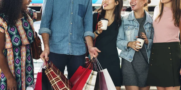 Gelukkige mensen met shopping tassen — Stockfoto