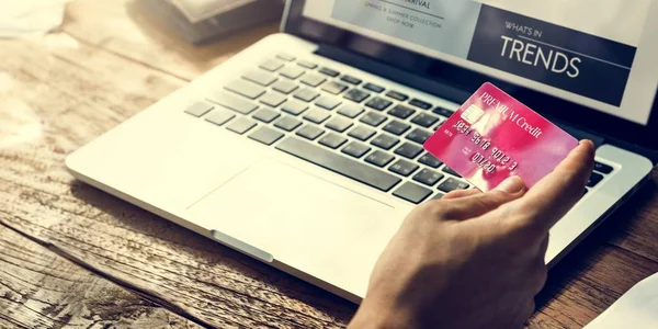 Man handen met Credit Card — Stockfoto