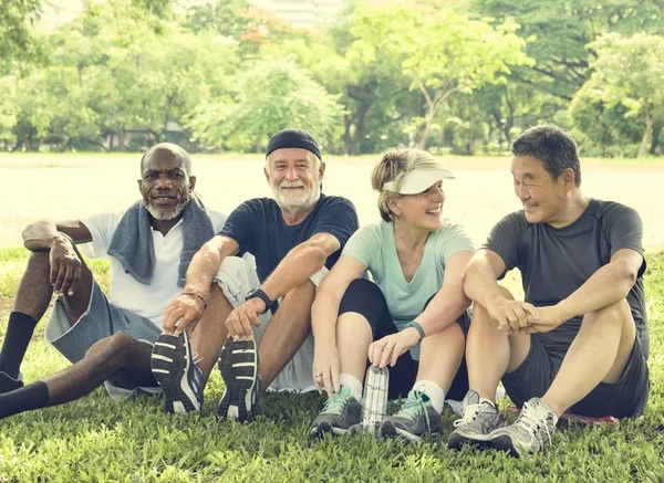 Amici sportivi anziani al parco — Foto Stock