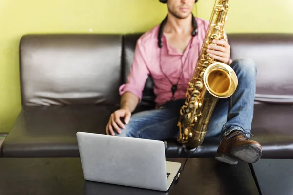 Mladý muž s saxofon — Stockfoto