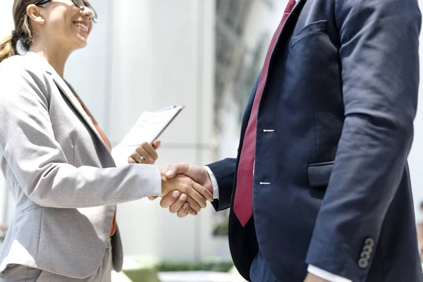 Geschäftsleute schütteln Hände — Stockfoto