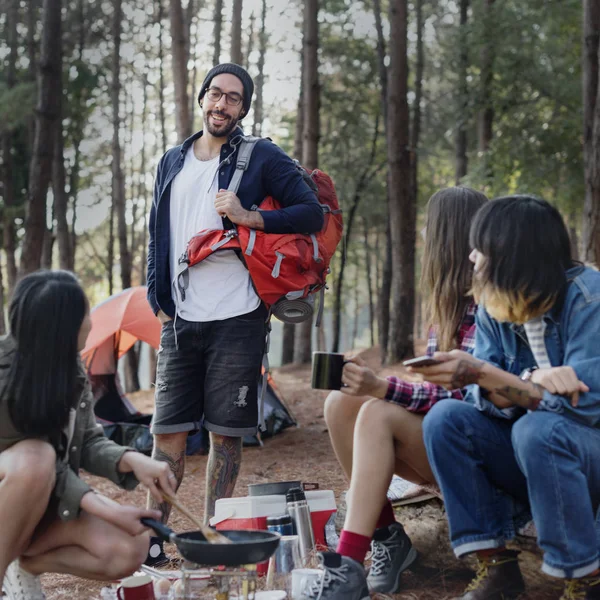 Jóvenes amigos viajando — Foto de Stock