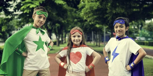 Niños con disfraces superhéroes —  Fotos de Stock