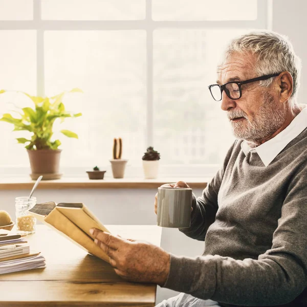Старший мужчина пьет чай — стоковое фото