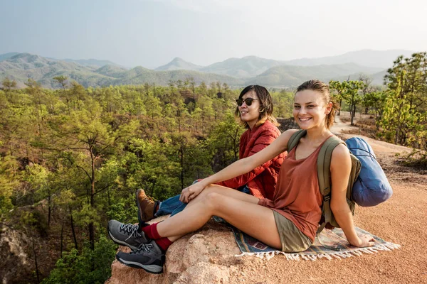 Coppia giovane di viaggiatori — Foto Stock