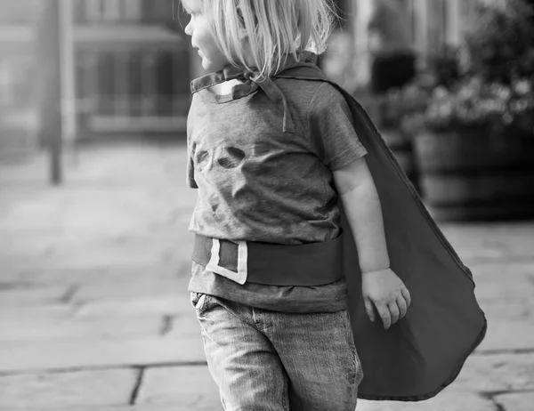 Super-herói Little Boy na rua — Fotografia de Stock