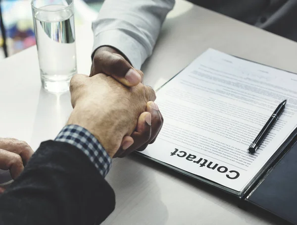 Erfolgreiche Geschäftsleute per Handschlag — Stockfoto