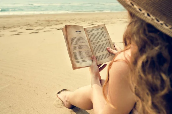 Nő olvasás könyv — Stock Fotó