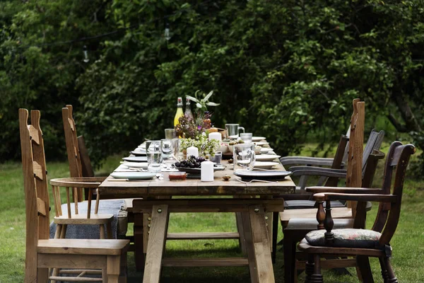 Serveras tabell med mat för lunch — Stockfoto