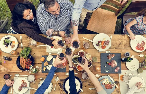 Les gens qui célèbrent et boivent du vin — Photo