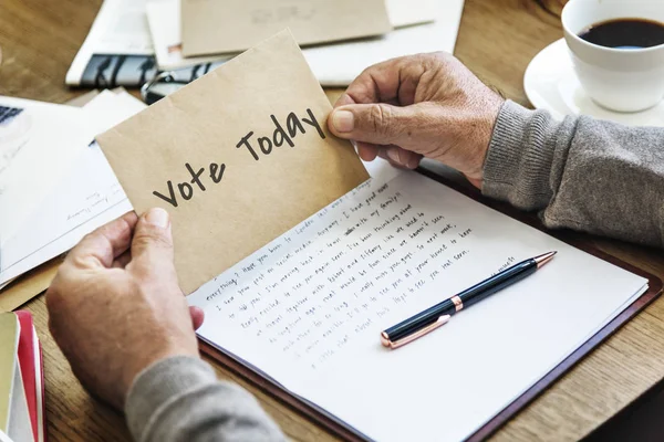 Senior hält Umschlag in der Hand — Stockfoto