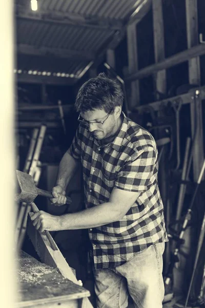 Carpenter Craftman in workshop — Stock Photo, Image