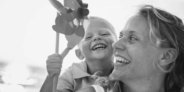 Mãe e filho se divertindo na praia — Fotografia de Stock