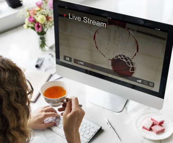 Vrouw werkt op de computer — Stockfoto