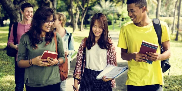 Diverse jonge studenten — Stockfoto