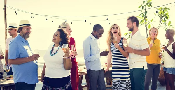 Groupe de personnes à la fête — Photo