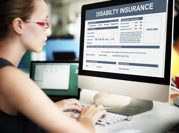 Zakenvrouw werkt op de computer — Stockfoto