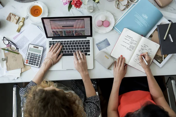 Frau benutzt Laptop — Stockfoto