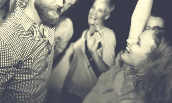 Gente bailando en la fiesta nocturna —  Fotos de Stock