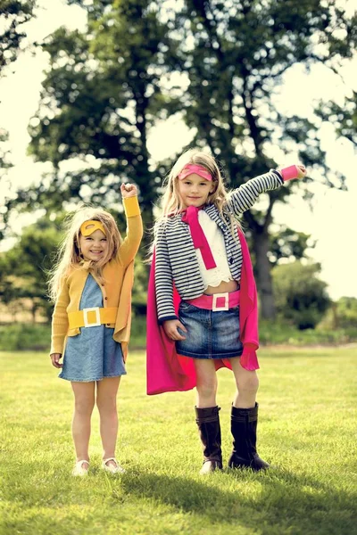 Super-heróis amigos em trajes — Fotografia de Stock