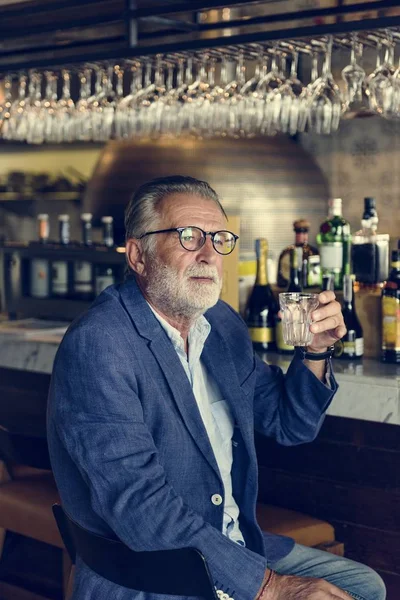 Starszy człowiek pije w barze — Zdjęcie stockowe