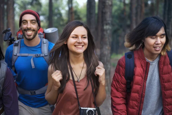 Jóvenes amigos viajeros en el bosque —  Fotos de Stock