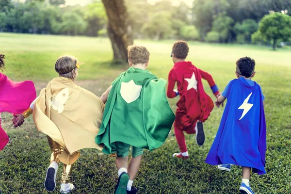 Superheld kinderen spelen en lachen — Stockfoto