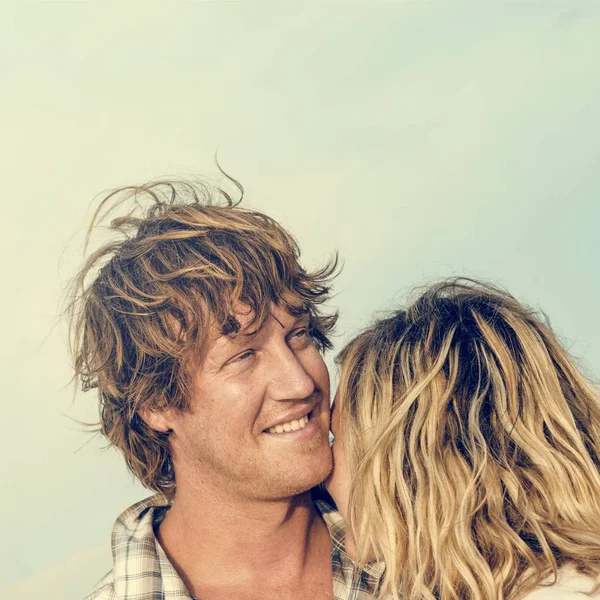 Pareja alegre en la playa — Foto de Stock