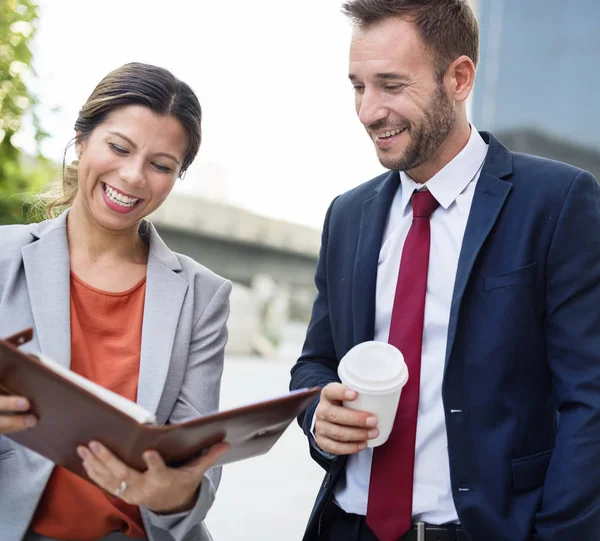 Zakenmensen Ideeën bespreken — Stockfoto