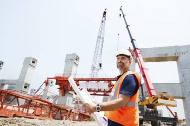 İnşaat işçisi ile mimari planı