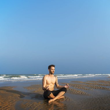 Yoga, meditasyon yapan erkek