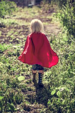 Süper kahraman küçük çocuk parkı