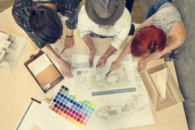 İnsanlar mimar planı ile çalışma