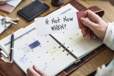 anýmsatýcý Not tutan kadın 