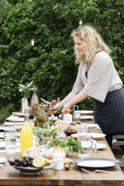 akşam yemeği için ev kadını hazırlama tablo