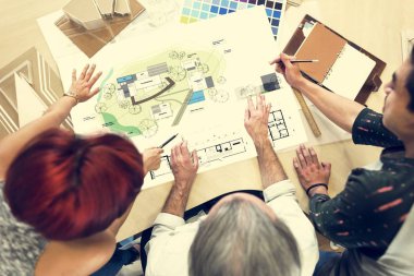 İnsanlar mimar planı ile çalışma