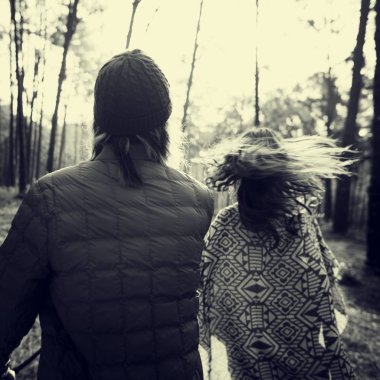 Çift ellerimi ormanda